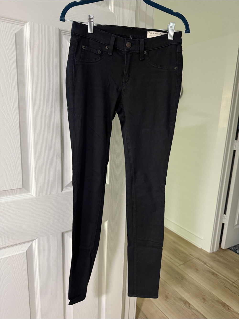rag & bone Black Skinny Jeans - Sleek Low-Rise Style